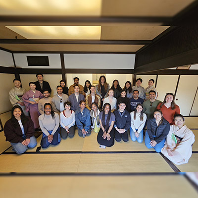 明日力人茶会参加者と記念写真