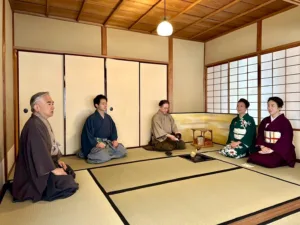 東京茶道会招待茶会にて遠州茶道宗家十三世 小堀宗実家元が護国寺 月窓軒にて掛け釜