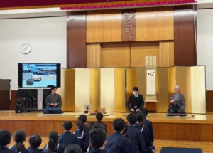 遠州茶道宗家十三世・小堀宗実家元による学校法人学習院 学習院初等科 茶道体験授業実施